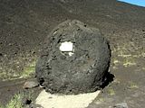 Diese Vulkan-Bombe erinnert an die Vulkanologen, die hier in den Jahren 1975/76 den großen Ausbruch erforschten.